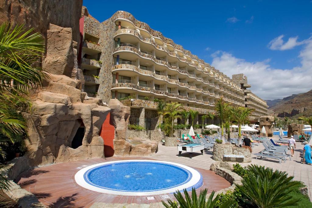 Bazén v ubytovaní Hotel LIVVO Valle Taurito & Aquapark alebo v jeho blízkosti