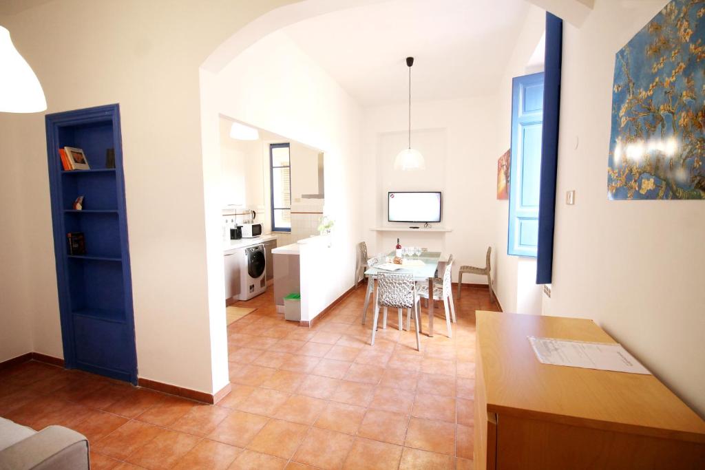ローマにあるColosseum Super Family Apartmentのキッチン、リビングルーム(テーブル、椅子付)