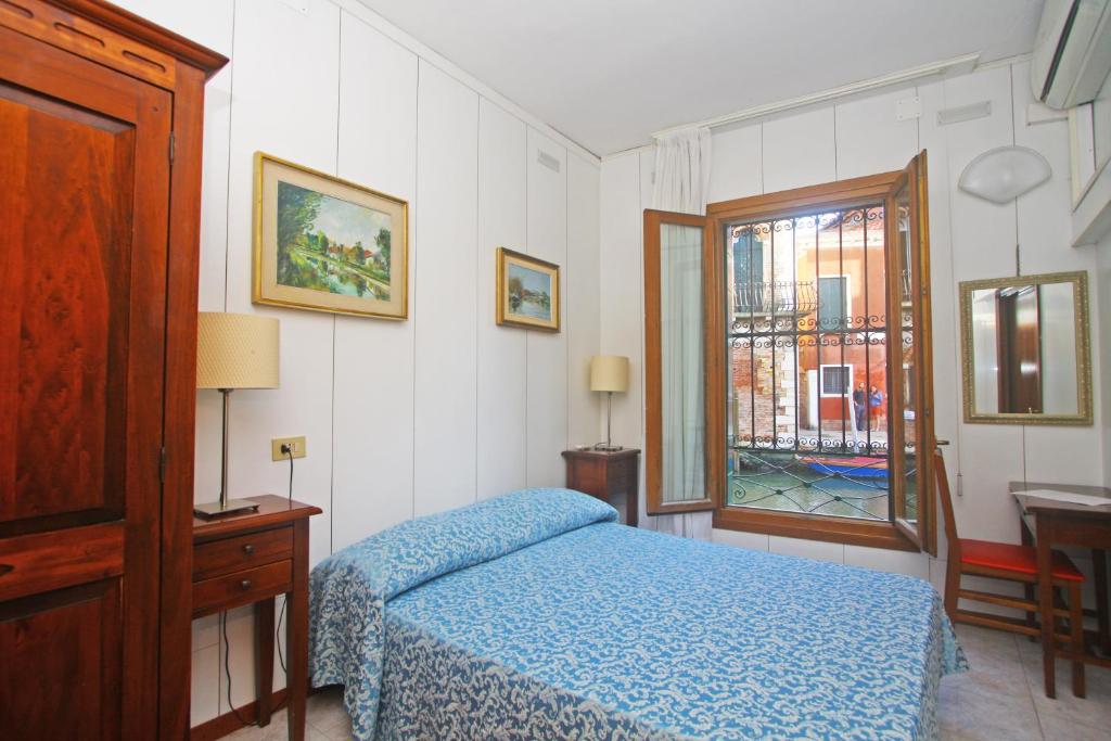 מיטה או מיטות בחדר ב-Hotel dalla Mora
