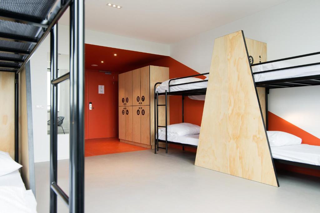 Via Amsterdam - Gemengde Slaapzaal Met 8 Bedden