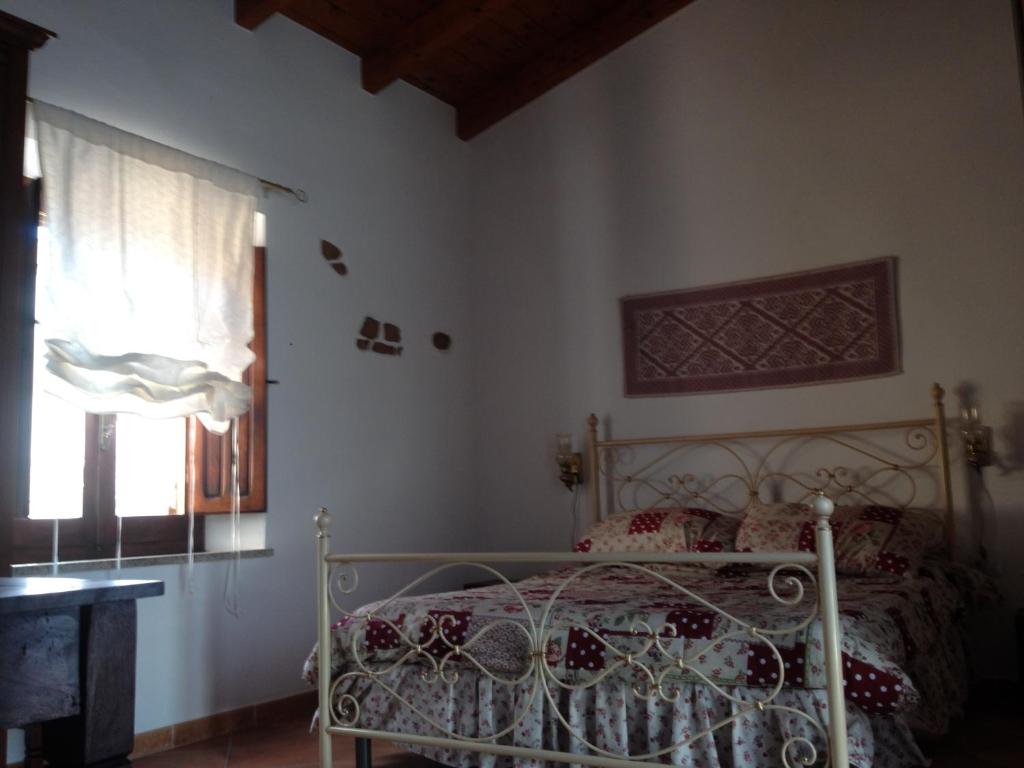 - une chambre avec un lit et une fenêtre dans l'établissement CASA VACANZE "SU PORTALE", à Gonnesa