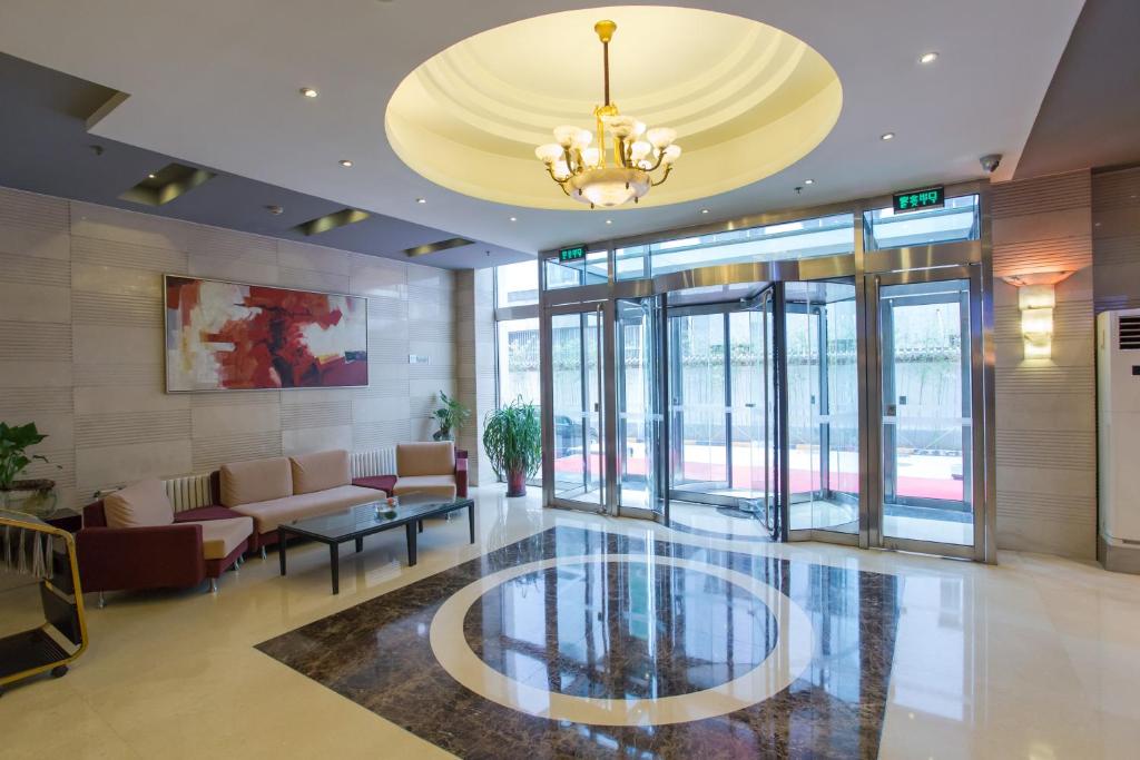 vestíbulo con mesa, sillas y lámpara de araña en Jinjiang Inn - Beijing Daxing Development Zone, en Daxing
