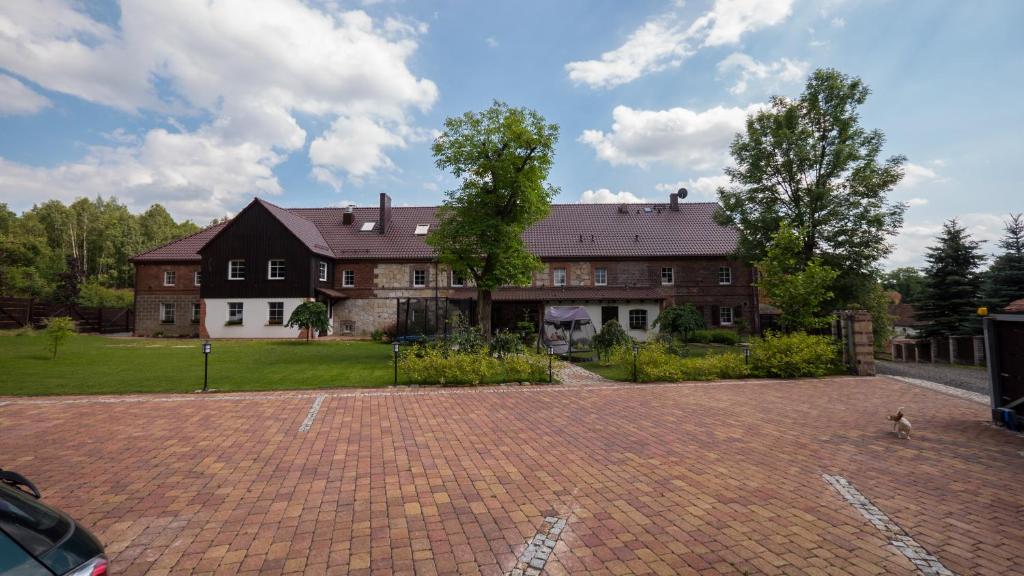 a large brick driveway in front of a house at Na Uboczu in Gryfów Śląski