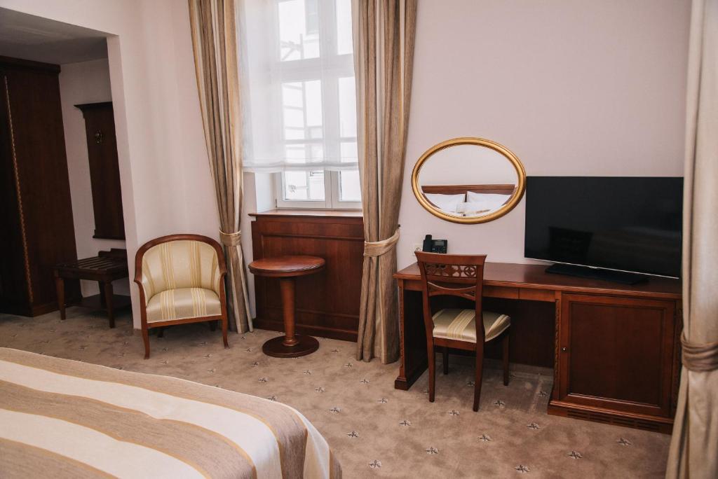 Televízia a/alebo spoločenská miestnosť v ubytovaní Hotel Stara Lika