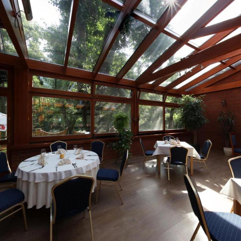 Reštaurácia alebo iné gastronomické zariadenie v ubytovaní Hotel Belfer