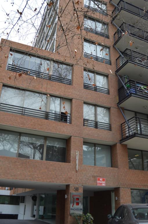 um edifício de apartamentos com uma pessoa sentada numa varanda em Home Valdivia Providencia em Santiago