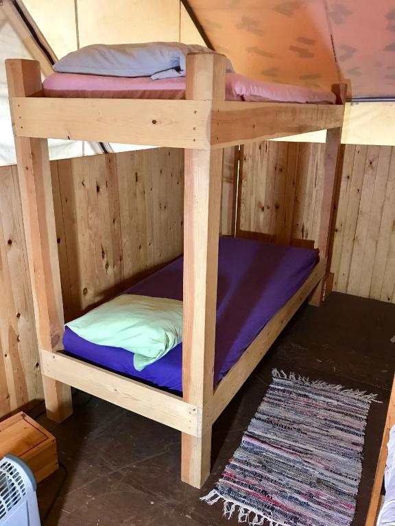 Palanda nebo palandy na pokoji v ubytování Sven's Basecamp Hostel