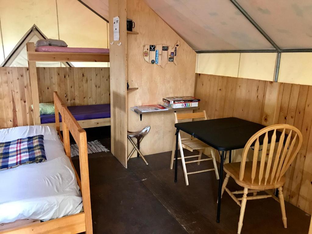 Postel nebo postele na pokoji v ubytování Sven's Basecamp Hostel