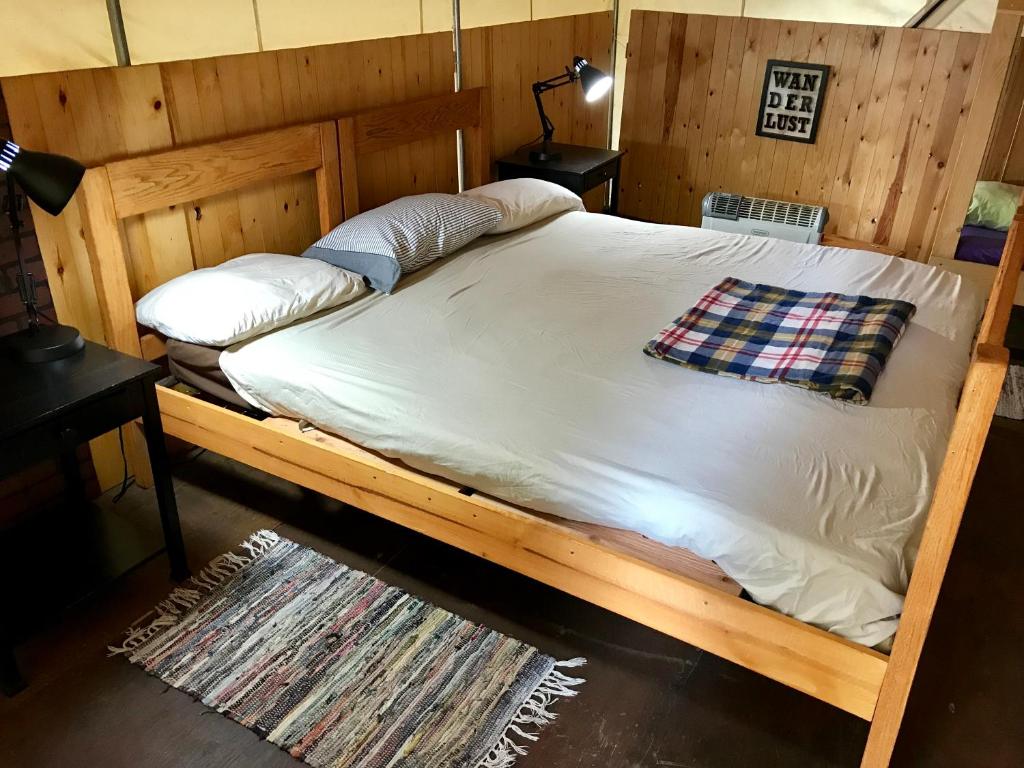 Postel nebo postele na pokoji v ubytování Sven's Basecamp Hostel