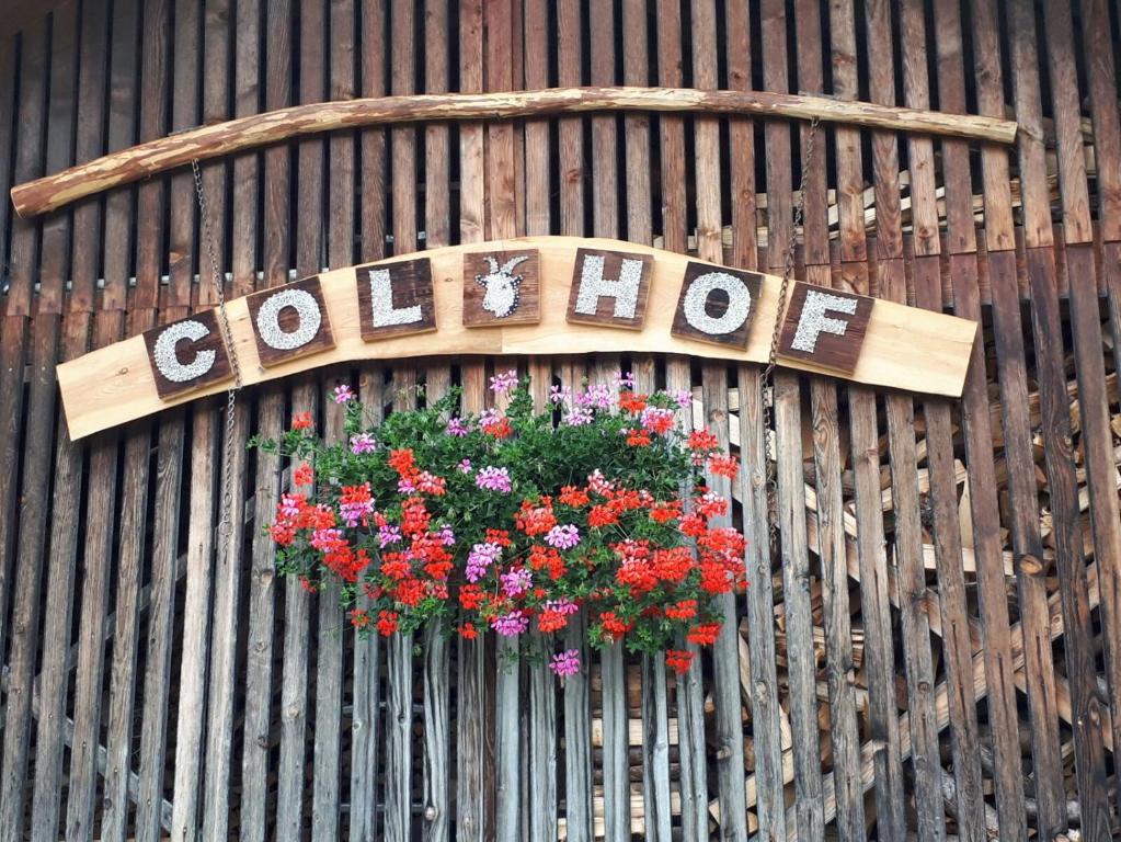 サン・ヴィジリオ・ディ・マレッベにあるColhofの花籠の看板