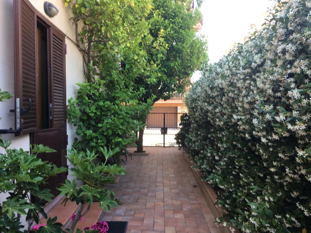 een loopbrug naar een huis met planten en een deur bij Home Heart Rita in Terracina