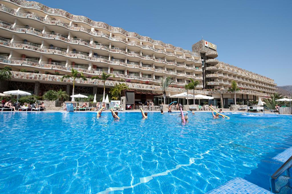 Bazén v ubytovaní Hotel LIVVO Valle Taurito & Aquapark alebo v jeho blízkosti