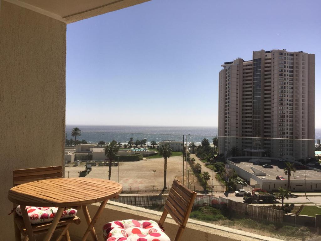 balcone con tavolo, sedie e vista su un edificio di Dpto La Serena a Coquimbo