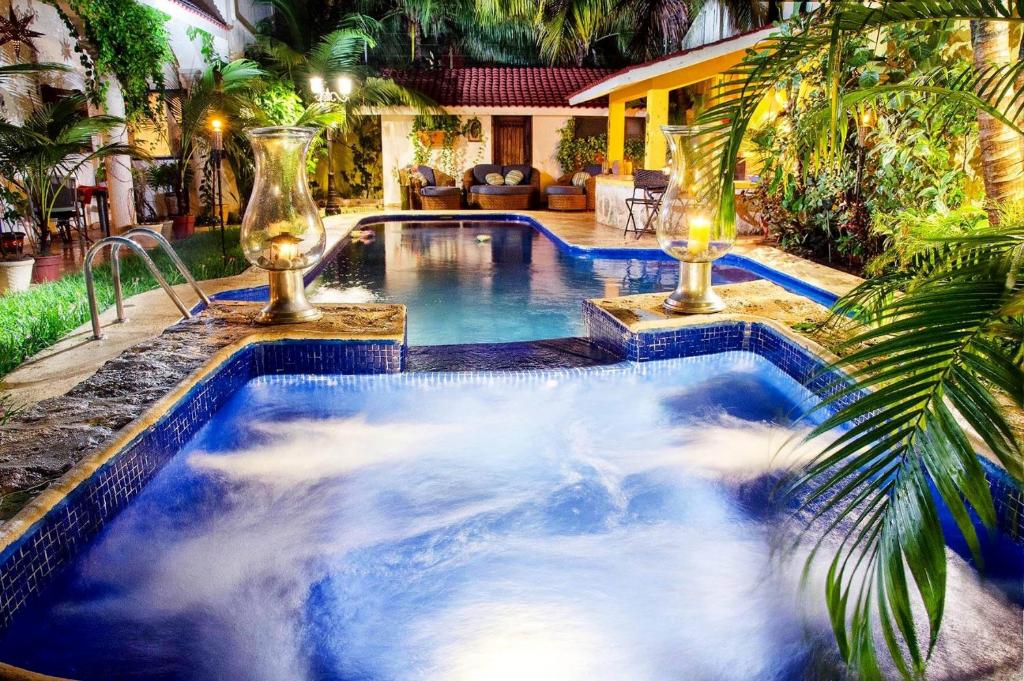 Bazén v ubytování Hacienda Boutique B&B and Spa Solo Adultos nebo v jeho okolí