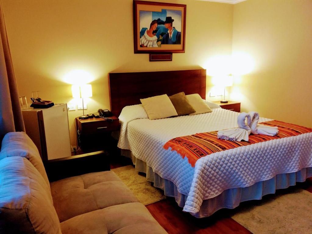 Un pat sau paturi într-o cameră la Hotel El Indio Inn