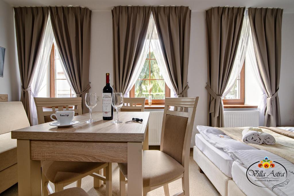 Villa Astra - Apartments & Restaurant - Triple Room