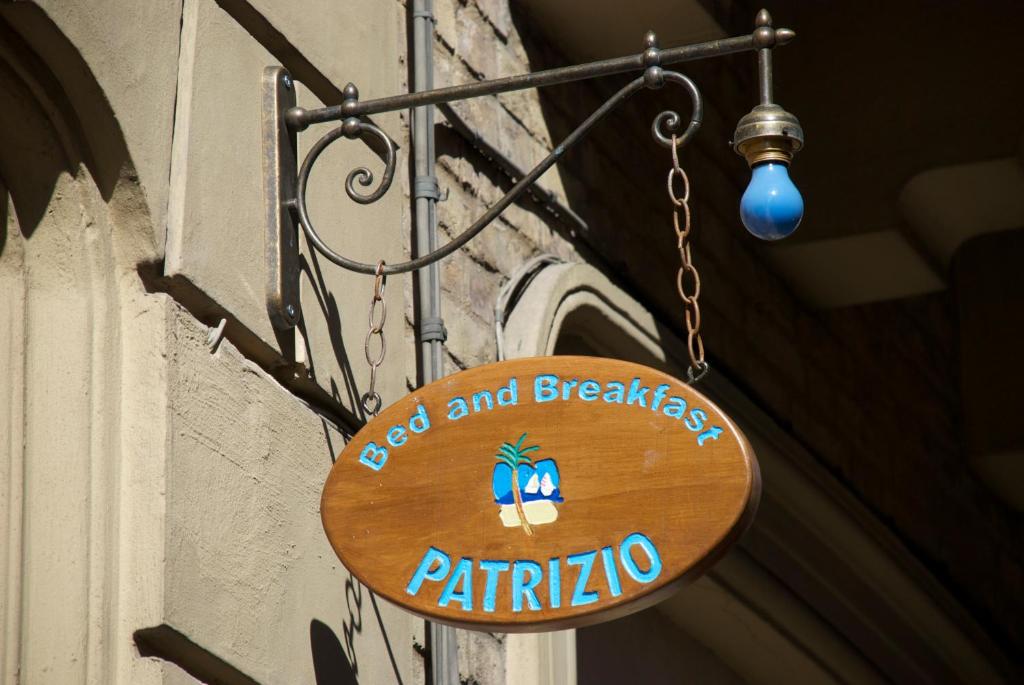 a sign for a restaurant on the side of a building at B&B Patrizio in San Benedetto del Tronto