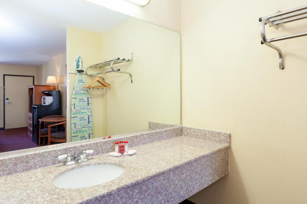 America's Best Value Inn & Suites Bakersfield Central - Chambre Queen Avec 2 Lits Queen-Size - Non-Fumeurs