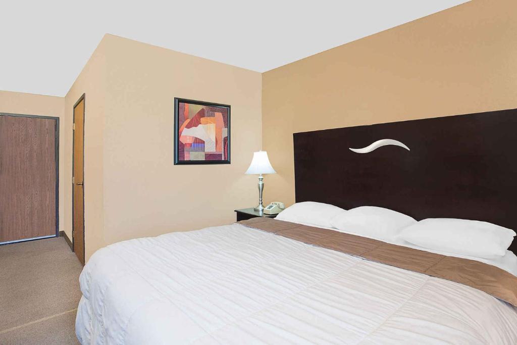 Super 8 by Wyndham Sheboygan WI - King Room - No Fumadores