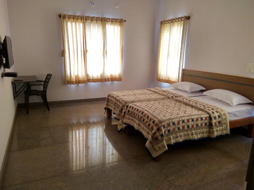 Postel nebo postele na pokoji v ubytování Aashraya Homestay