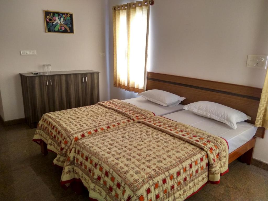 Postel nebo postele na pokoji v ubytování Aashraya Homestay