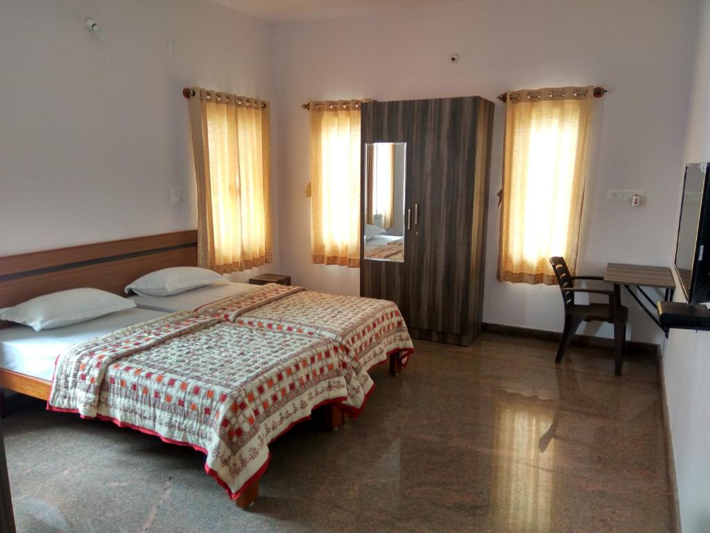Postel nebo postele na pokoji v ubytování Aashraya Homestay