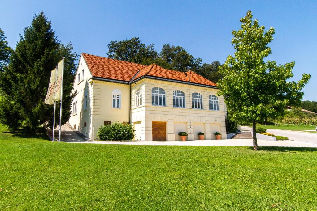 un gran edificio blanco con techo rojo en Villa Istenič en Bizeljsko