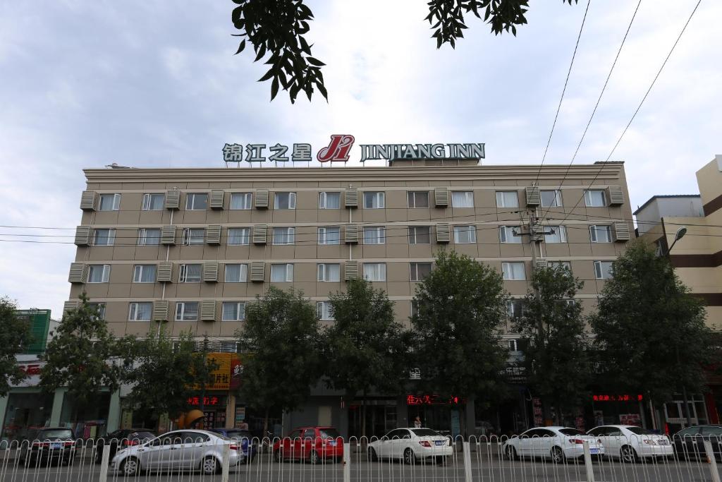 Un bâtiment avec un panneau en haut dans l'établissement Jinjiang Inn Beijing Shangdi Technology Park, à Pékin