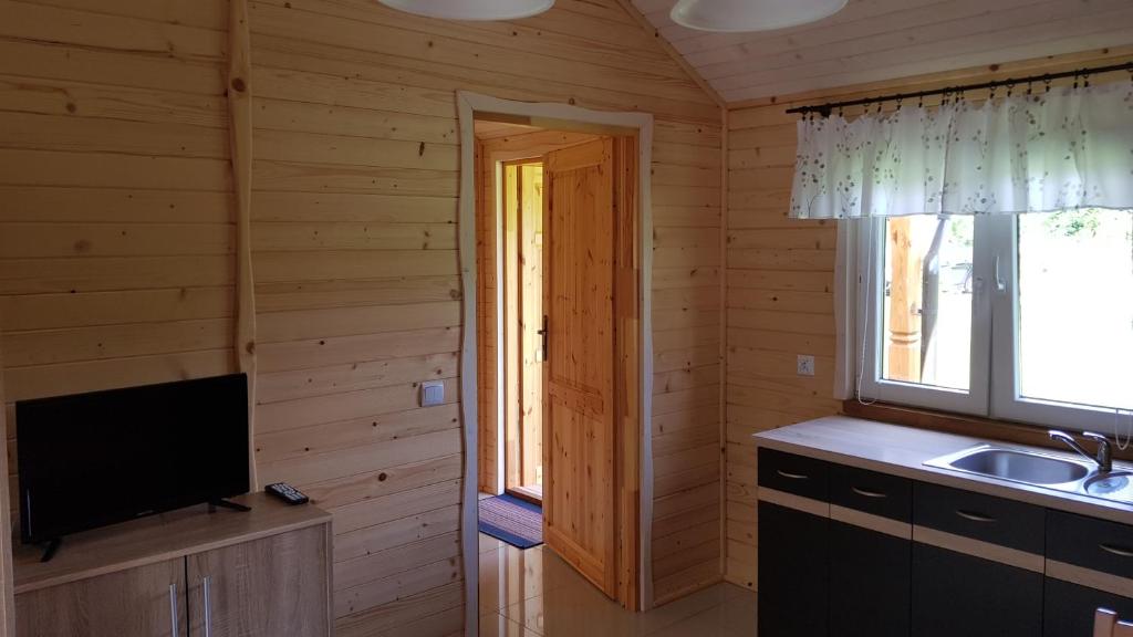 Kuchyň nebo kuchyňský kout v ubytování Gościniec Mazurek , Domek drewniany 1
