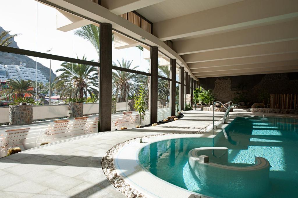 Bazén v ubytovaní Hotel LIVVO Valle Taurito & Aquapark alebo v jeho blízkosti