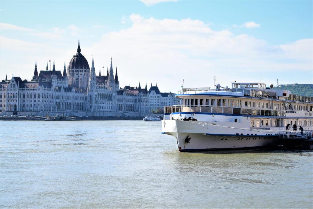 Grand Jules - Boat Hotel, Budapest – Prezzi aggiornati per il 2023