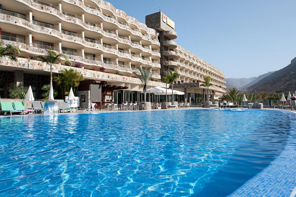 Bazén v ubytovaní Hotel LIVVO Valle Taurito & Aquapark alebo v jeho blízkosti