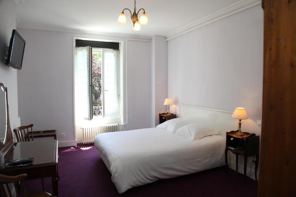 Postel nebo postele na pokoji v ubytování The Originals Boutique, Hôtel Terminus, Bourg-en-Bresse Gare