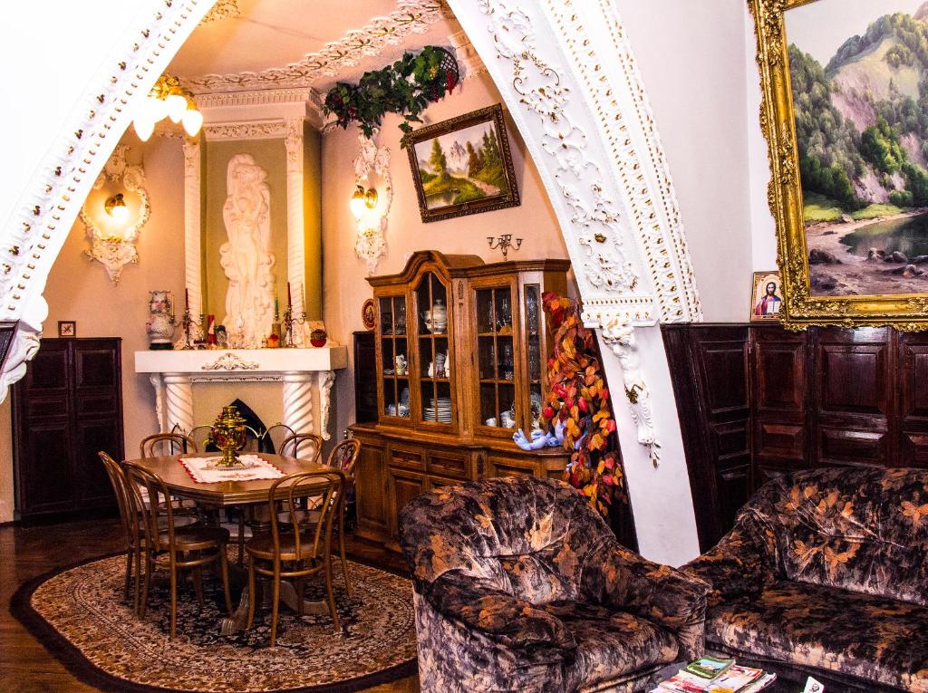 - un salon avec une table et des chaises dans l'établissement VIP-Apartments Angel palas, à Tchernivtsi