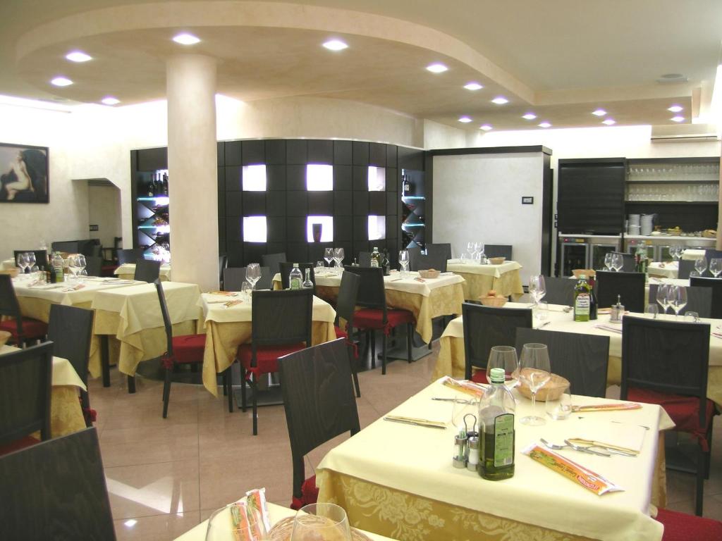 Reštaurácia alebo iné gastronomické zariadenie v ubytovaní Hotel Da Vito