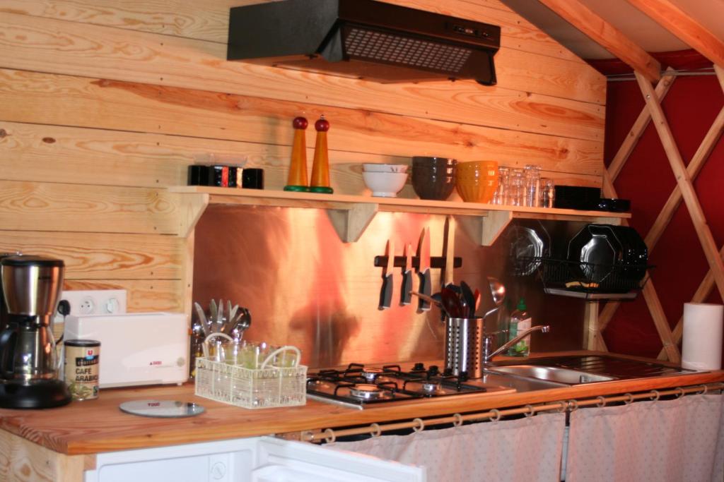 Kuchyň nebo kuchyňský kout v ubytování Yourtes en Terrasse