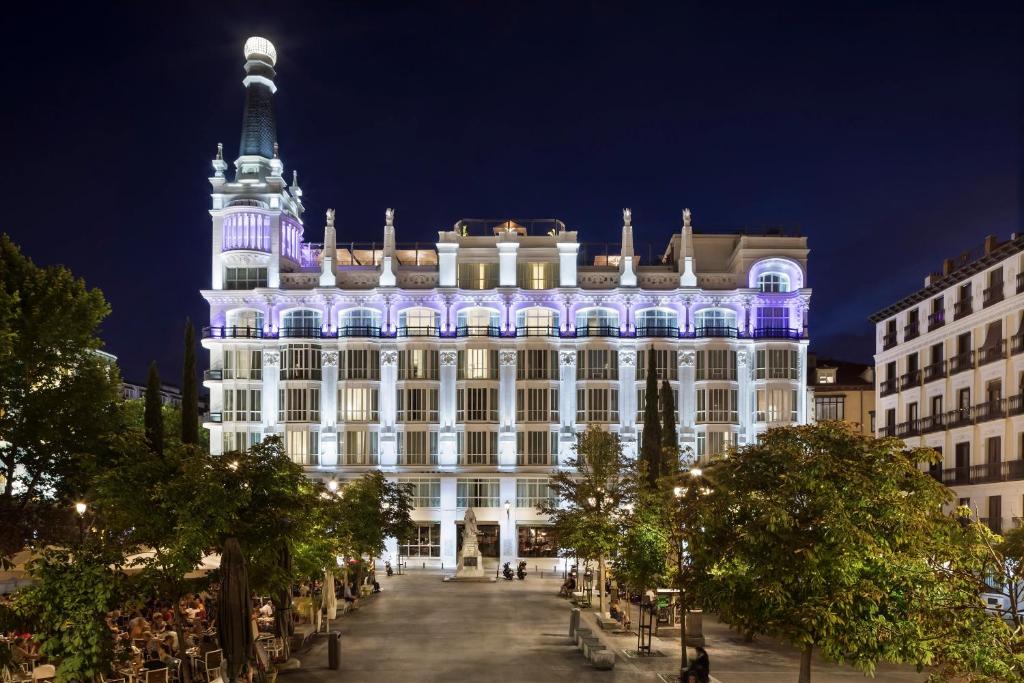 een groot gebouw met paarse lichten erop bij ME Madrid Reina Victoria by Meliá in Madrid