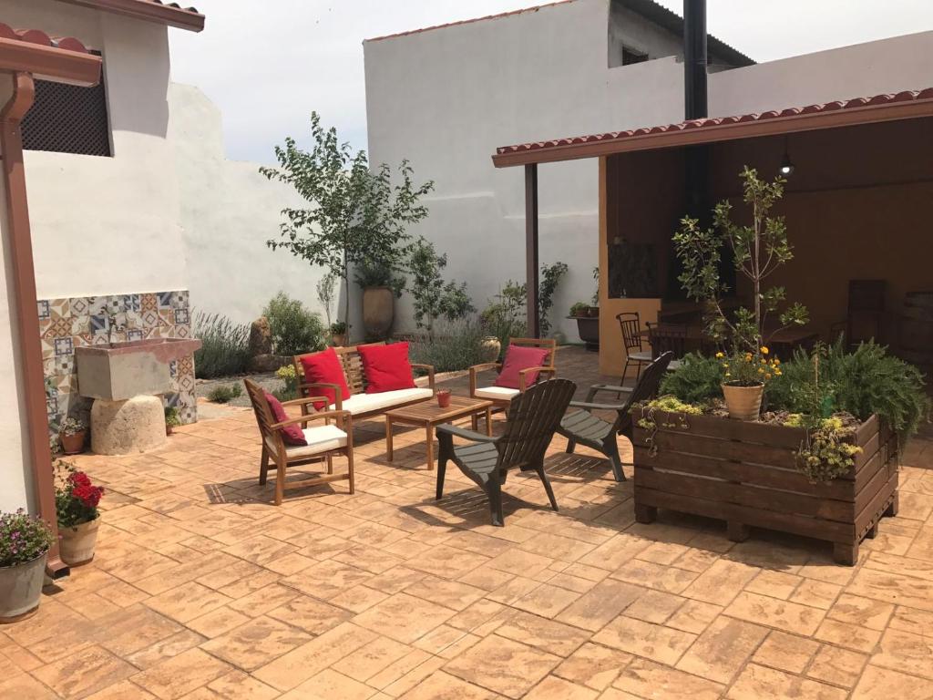 patio ze stołem i krzesłami na patio w obiekcie Casa La Abuela w mieście Villamalea