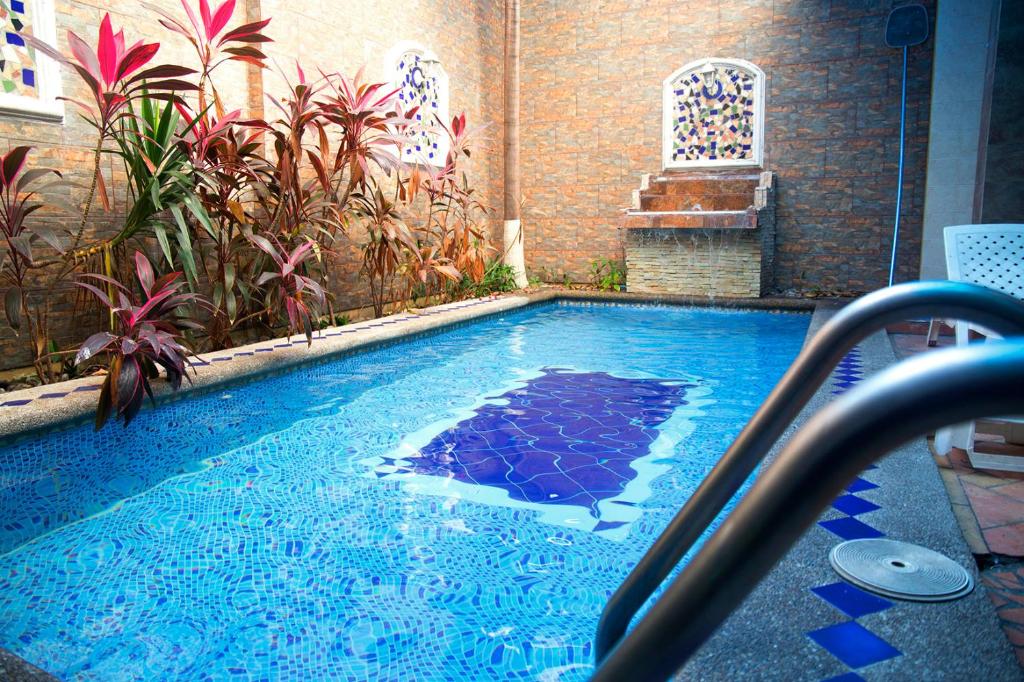 Bazén v ubytování Tropical Inn Hotel nebo v jeho okolí