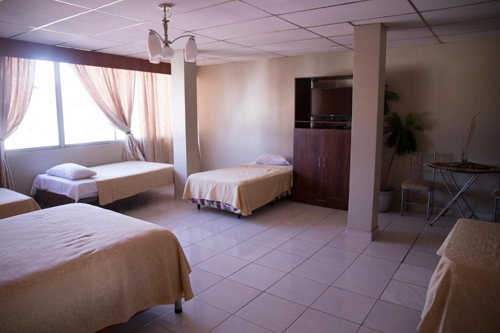 Postel nebo postele na pokoji v ubytování Tropical Inn Hotel