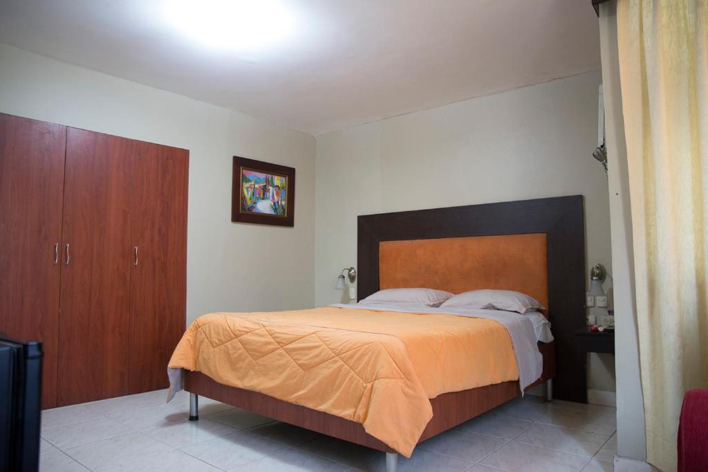 Postel nebo postele na pokoji v ubytování Tropical Inn Hotel