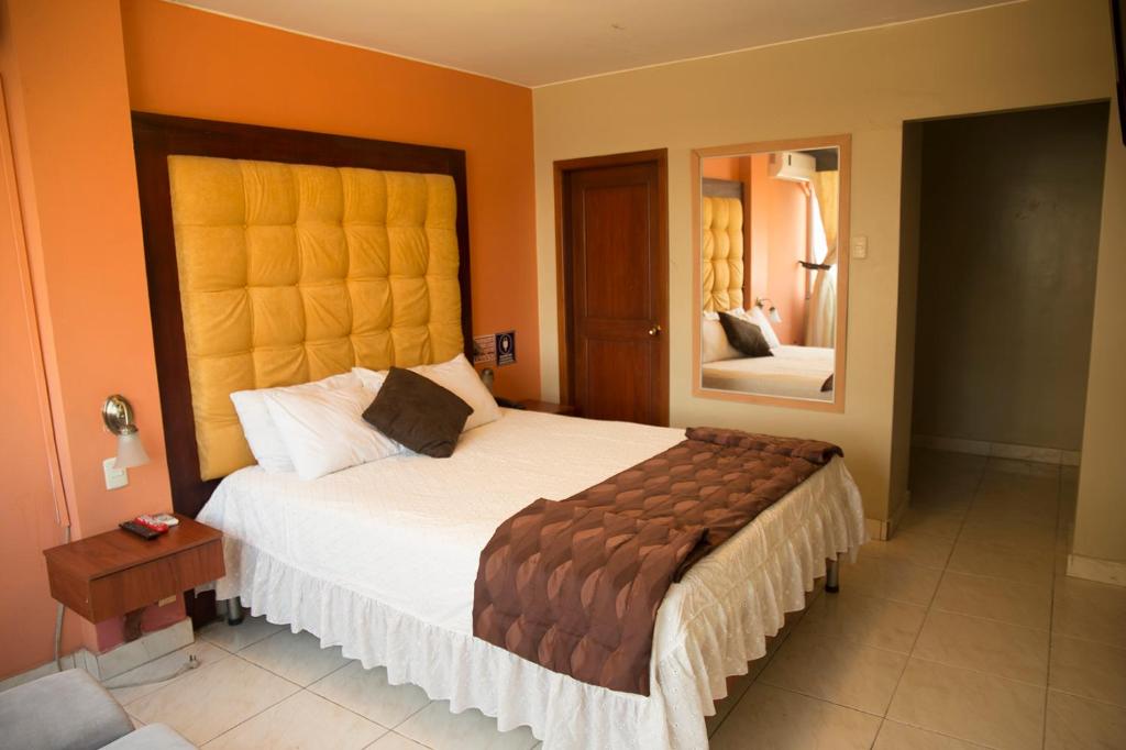 Postel nebo postele na pokoji v ubytování Tropical Inn Hotel