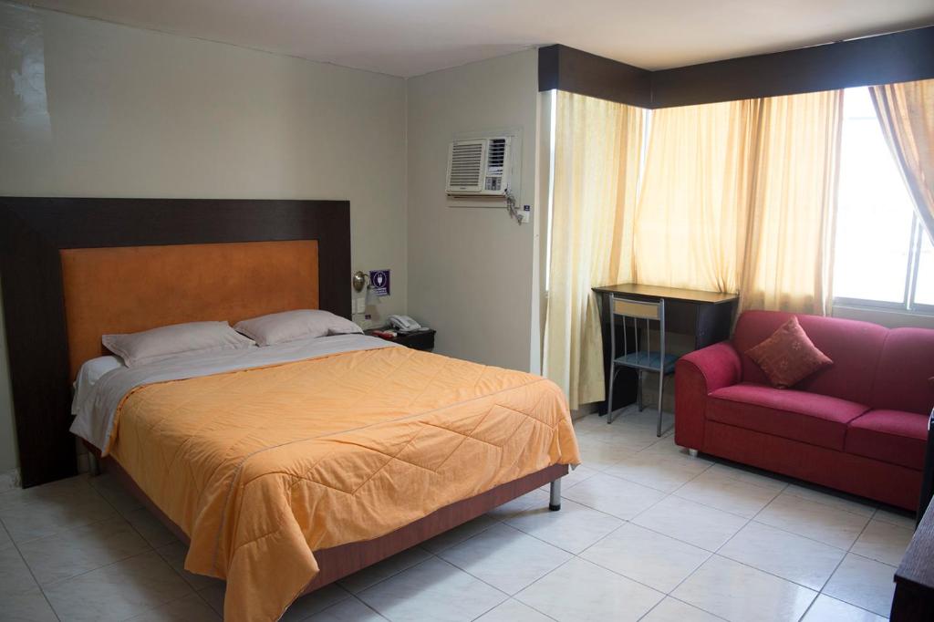 Postel nebo postele na pokoji v ubytování Tropical Inn Hotel