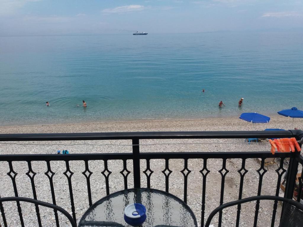 vistas a una playa con gente en el agua en Pansion Giannis Perris, en Kokkari