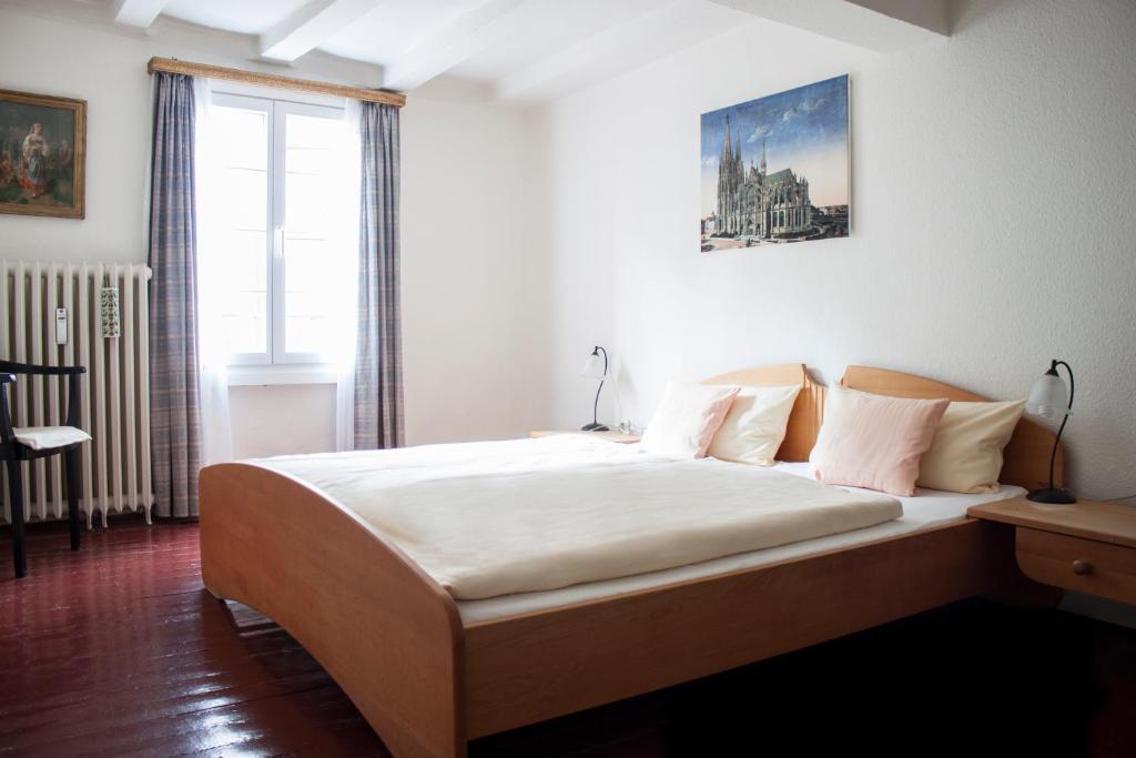 モンシャウにあるHotel Flosdorff - Appartementsのベッドルーム1室(白いシーツが敷かれた大型ベッド1台、窓付)