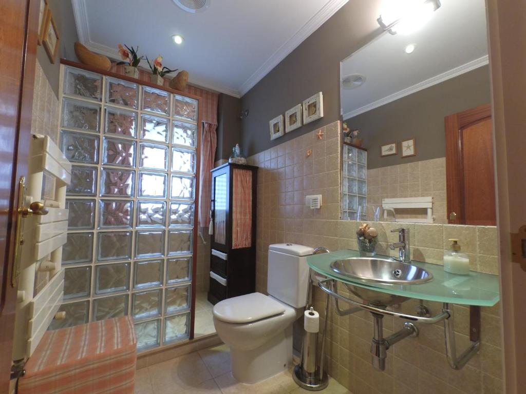 A bathroom at HHC - Holidays House Compostela