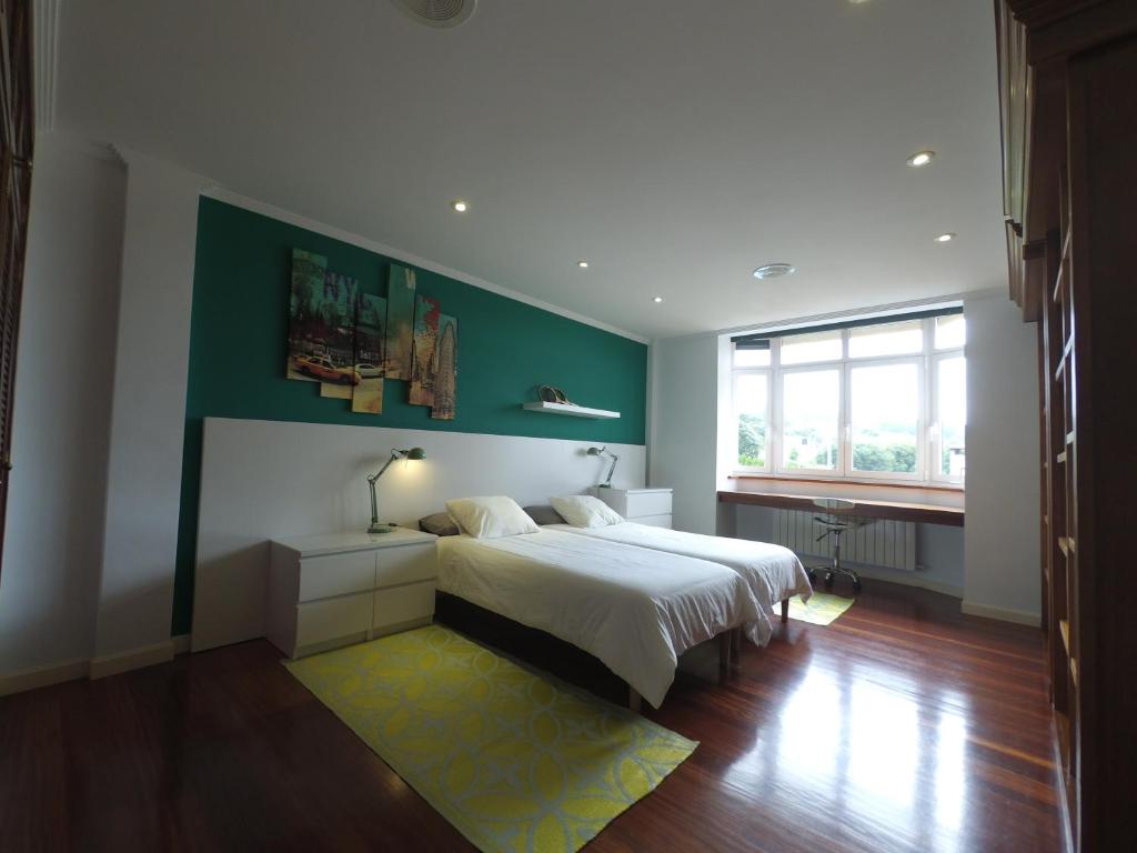 A bed or beds in a room at HHC - Holidays House Compostela