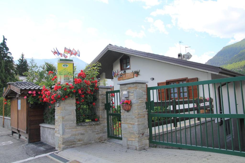 Výhľad na hory alebo výhľad na hory priamo z of the bed and breakfast
