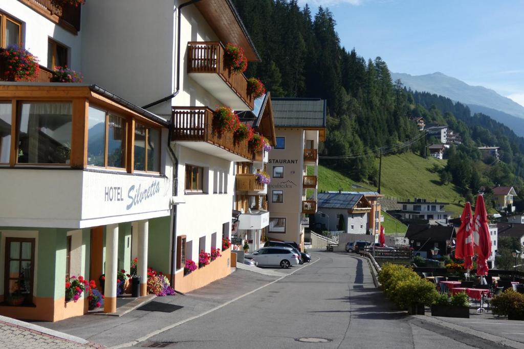 Nespecifikovaný výhled na hory nebo výhled na hory při pohledu z hotelu