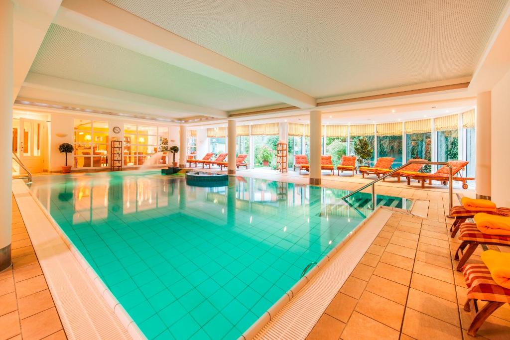 Der Swimmingpool an oder in der Nähe von Hotel Birke, Ringhotel Kiel